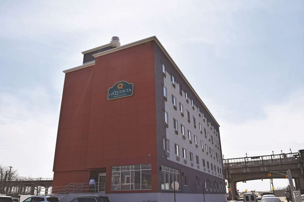 La Quinta Inn & Suites Far Rockaway - Beach Hotel Нью-Йорк Экстерьер фото