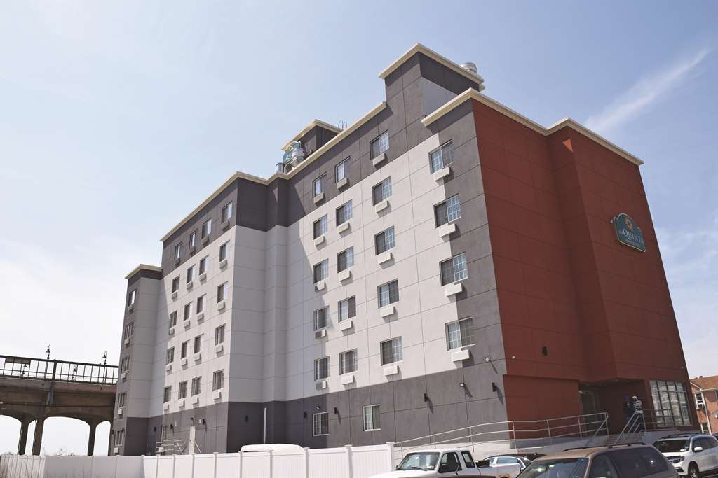 La Quinta Inn & Suites Far Rockaway - Beach Hotel Нью-Йорк Экстерьер фото