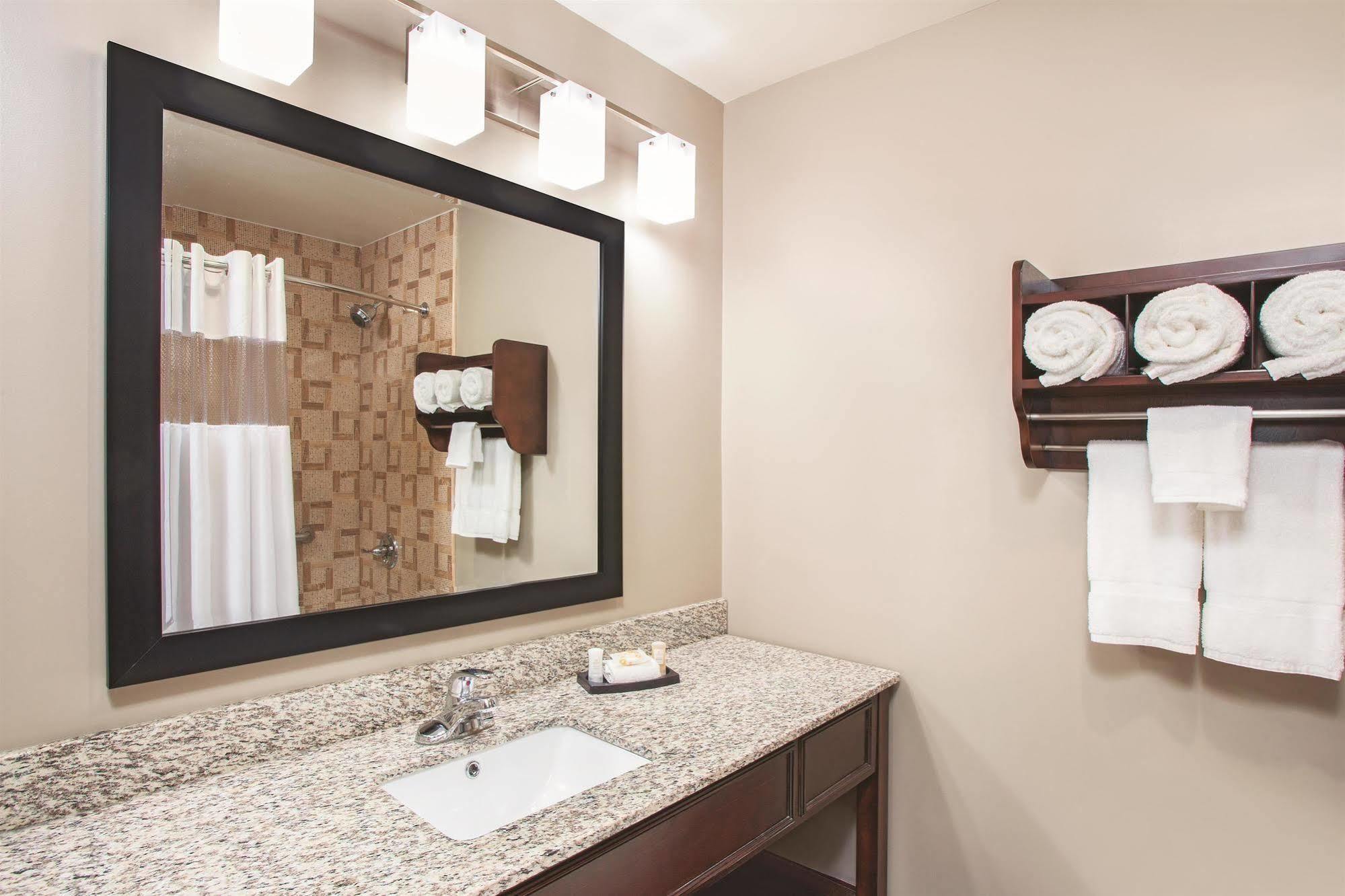 La Quinta Inn & Suites Far Rockaway - Beach Hotel Нью-Йорк Экстерьер фото